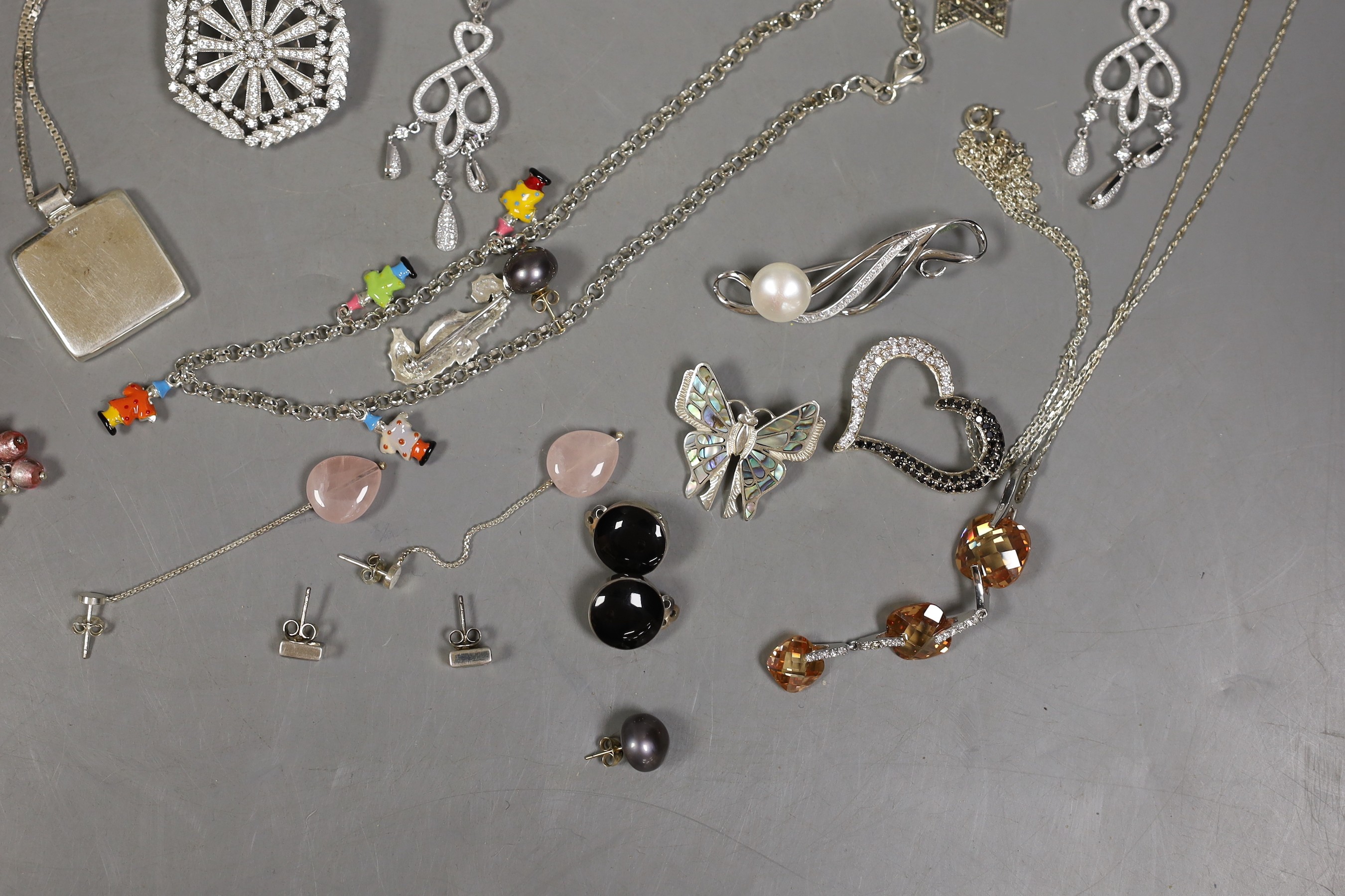 Assorted modern jewellery including four 925, paua shell, freshwater pear and CZ brooches, three assorted pairs of 925 ear studs, a 925 and rose quartz pendant and matching pair of earrings, two pairs of 925 and CZ earri